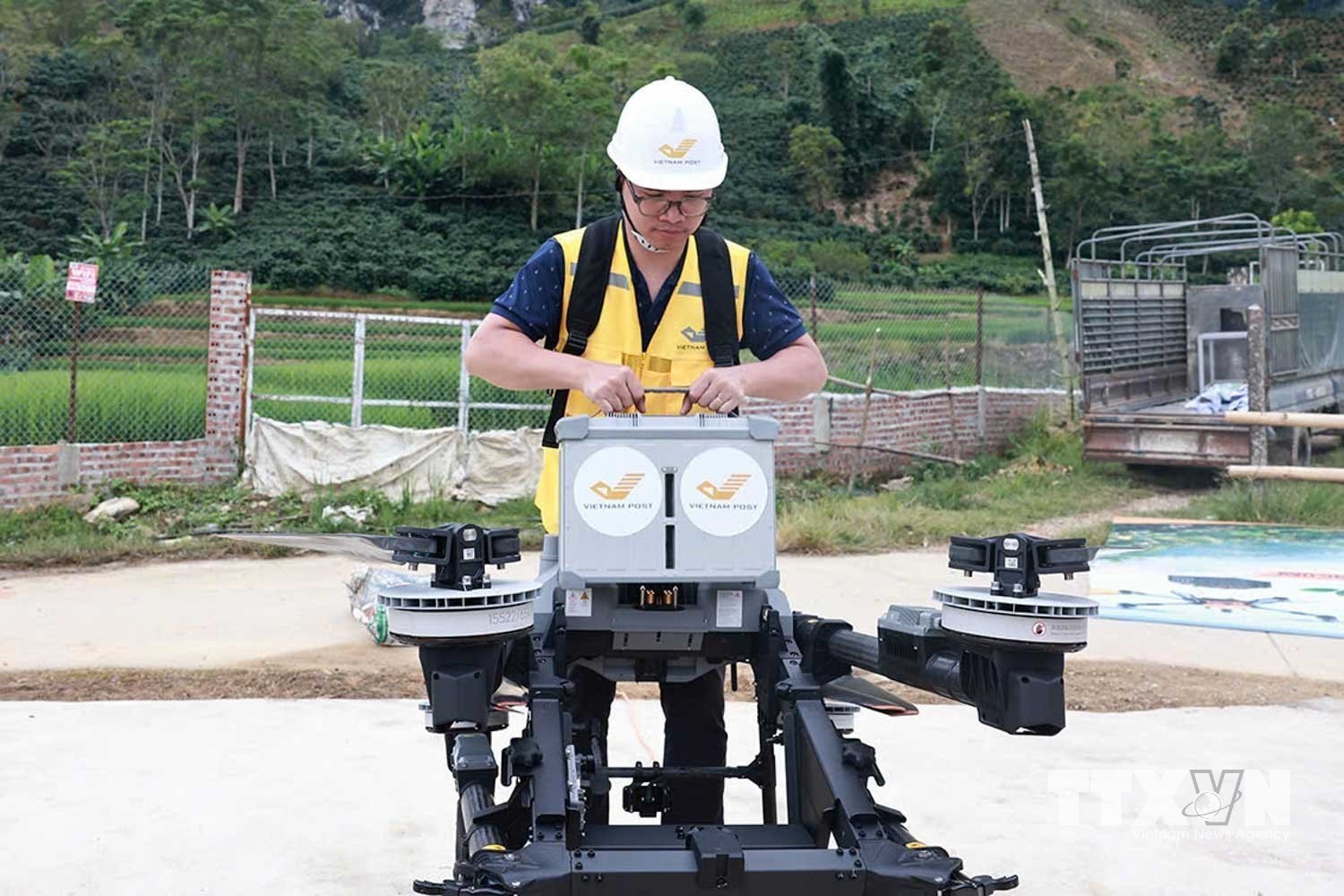 Nhân viên điều khiển UAV lắp pin trước khi khởi động thiết bị. (Ảnh: TTXVN phát)
